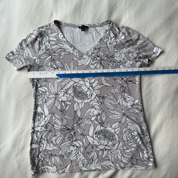 Ann Taylor Factory White and Gray Fitted Short Sleeve Tee - Picture 3 of 7